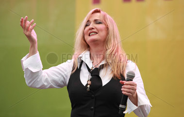 Berlin  Deutschland  Saengerin Veronika Fischer bei einem Konzert im Sommergarten bei der IFA 2012