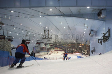 Dubai  Vereinigte Arabische Emirate  Skifahrer in der Indoorskihalle Ski Dubai