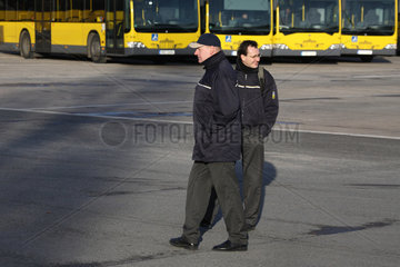 Berlin  Deutschland  Busfahrer der BVG im Betriebshof