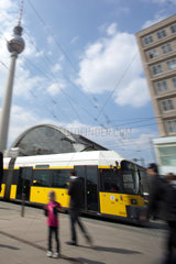 Berlin  Deutschland  Passanten vor einer Strassenbahn am Alexanderplatz