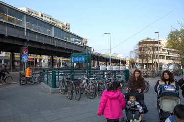 Berlin  Deutschland  Passanten am U-Bahnhof Kottbusser Tor