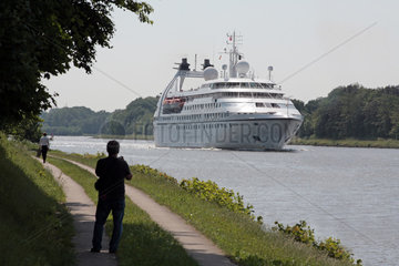 Kiel  Deutschland  das Kreuzfahrtschiff -Seabourn Pride- auf dem Nord-Ostseekanal