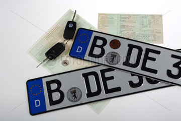 Berlin  Deutschland  Autokennzeichen  -schluessel  Zulassungsbescheinigung und Fahrzeugbrief
