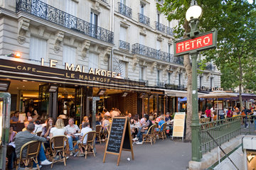 Paris  Frankreich  das Cafe Le Malakoff an einer Metrostation
