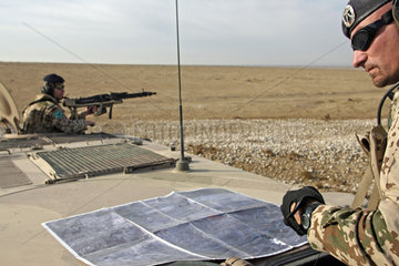 Mazar-e Sharif  Afghanistan  ISAF-Soldat ueberprueft seine Koordinaten