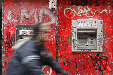 Madrid  Spanien  Geldautomaten  die mit Graffiti uebermalt sind