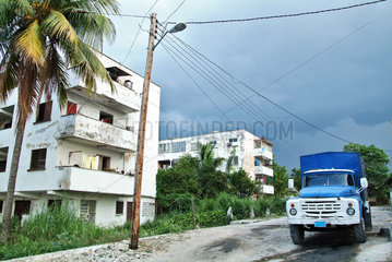 Havanna  Kuba  ein blauer Transporter faehrt eine Strasse hinunter