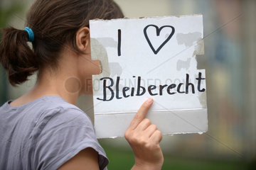 Berlin  Deutschland  Demonstrantin mit einem Schild: I love Bleiberecht
