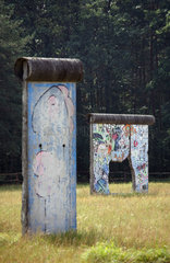Sosnowka  Polen  aufgestellte Stuecke der Berliner Mauer