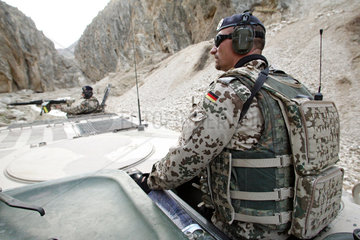 Mazar-e Sharif  Afghanistan  ISAF-Soldat in der Luke eines Panzers  Typ Fuchs