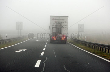 Birkenwerder  Deutschland  Sichtbehinderung durch Nebel auf der Autobahn
