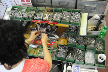 Schwyz  Schweiz  eine Frau beim Zusammenbau eines Victorinox Taschenmessers
