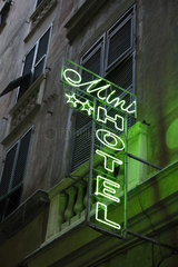 Genua  Italien  Leuchtreklame fuer 2 Sterne Mini-Hotel