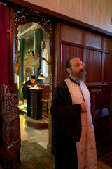 Heybeliada  Tuerkei  Priester bei der Messe am Altar der Kirche der Heiligen Dreifaltigkeit