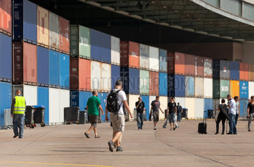 Berlin  Deutschland  Hangar mit Containern vor der Campus Party Europe