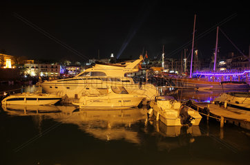 Kyrenia  Tuerkische Republik Nordzypern  Yachten im Hafen in der Altstadt
