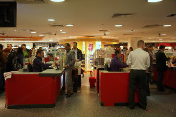 Istanbul  Tuerkei  Kunden im Duty Free Shop im Atatuerk International Airport