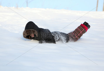 Prangendorf  Deutschland  ein Maedchen ist im Schnee hingefallen