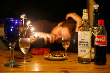 Berlin  Deutschland  Alkoholflaschen und Glaeser auf einem Tisch