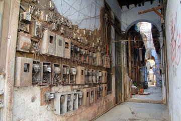 Havanna  Kuba  Stromzaehler in einem Wohnhaus in Centro Habana