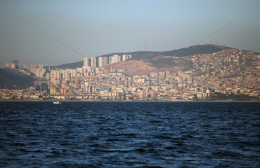 Istanbul  Tuerkei  Auslaeufer von Istanbul am Marmarameer