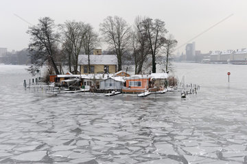 Berlin  Deutschland  zugefrorene Havel mit der Insel Kleiner Wall