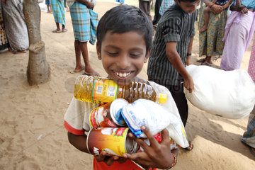 Batticaloa  Sri Lanka  Lebensmittelverteilung der Organisation ASB an einen Jungen