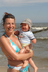 Koserow  Deutschland  Mutter mit Kind am Strand
