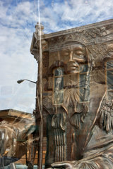 Las Vegas  USA  Bronzestatue eines Indianers hinter einer Schaufensterscheibe