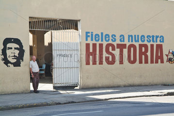 Havanna  Kuba  das Portrait von Che Guevara neben dem Solagan -unserer Geschichte treu- an einer Hauswand