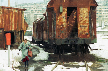 Sarajevo  Bosnien und Herzegowina  eine aeltere Frau laeuft um ihr Leben