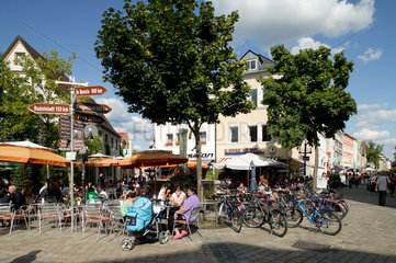 Bayreuth  Deutschland  Menschen sitzen in Strassencafes am Sternplatz