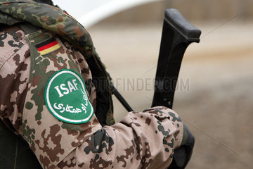 Mazar-e Sharif  Afghanistan  ISAF-Aufnaeher am Aermel eines Bundeswehrsoldaten