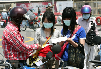 Macau  China  Fahrlehrer erlaeutert den Fahrschuelerinnen die Ergebnisse