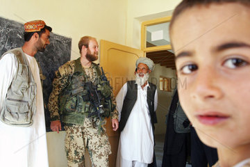 Kunduz  Afghanistan  Junge waehrend des Besuchs eines Soldaten in der Schule