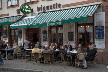 Wissembourg (Weissenburg)  Elsass  Frankreich - Strassenszene mit Restaurantgaesten