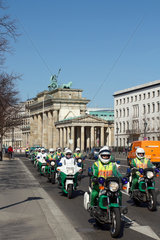 Berlin  Deutschland  Polizeikolonne in der Ebertstrasse