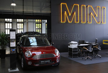 Berlin  Deutschland  Mini Cooper als Ausstellungsstueck in einem Autohaus