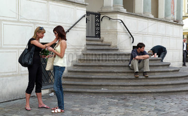 Posen  Polen  Frau begruesst ihre Freundin vor dem Rathaus am Alten Markt