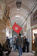 Tunis  Tunesien  Menschen in einer Marktgasse  Souk  in der Altstadt