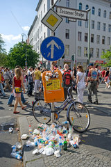 Berlin  Deutschland  ueberfuellter Muelleimer beim Karneval der Kulturen