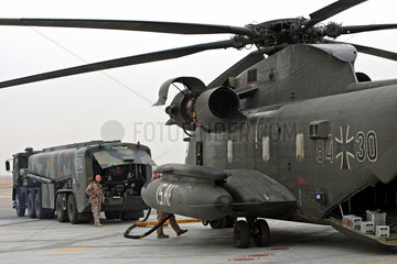 Mazar-e Sharif  Afghanistan  Betankung eines Transporthubschraubers CH-53