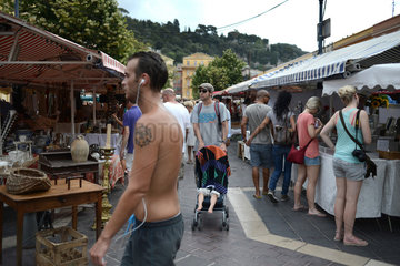 Nizza  Frankreich  Mann mit mp3-Player laeuft ueber einen Flohmarkt in der Altstadt Nizzas