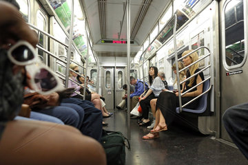 New York  USA  Fahrgaeste in einer U-Bahn