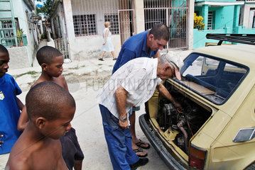 Havanna  Kuba  Nachbarn begutachten gemeinsam ein Auto
