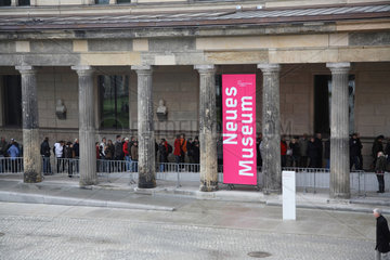 Berlin  Deutschland  wartende Menschen bei der Eroeffnung des Neuen Museums auf der Museumsinsel