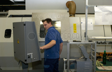 Berlin  Deutschland  Mitarbeiter der Firma HAWE InLine Hydraulik bedient eine CNC-Maschine