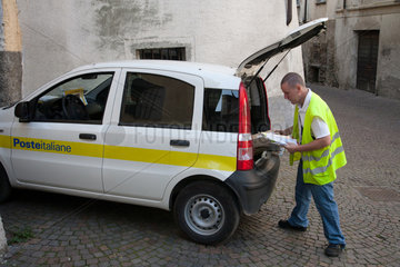 Tirano  Italien  Postbote der italienischen Post in der Altstadt