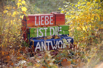 Berlin  Deutschland  kleine Treppe mit der Aufschrift: Liebe ist die Antwort