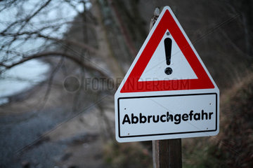 Sassnitz  Deutschland  Warnschild Abbruchgefahr an der Steilkueste auf der Insel Ruegen
